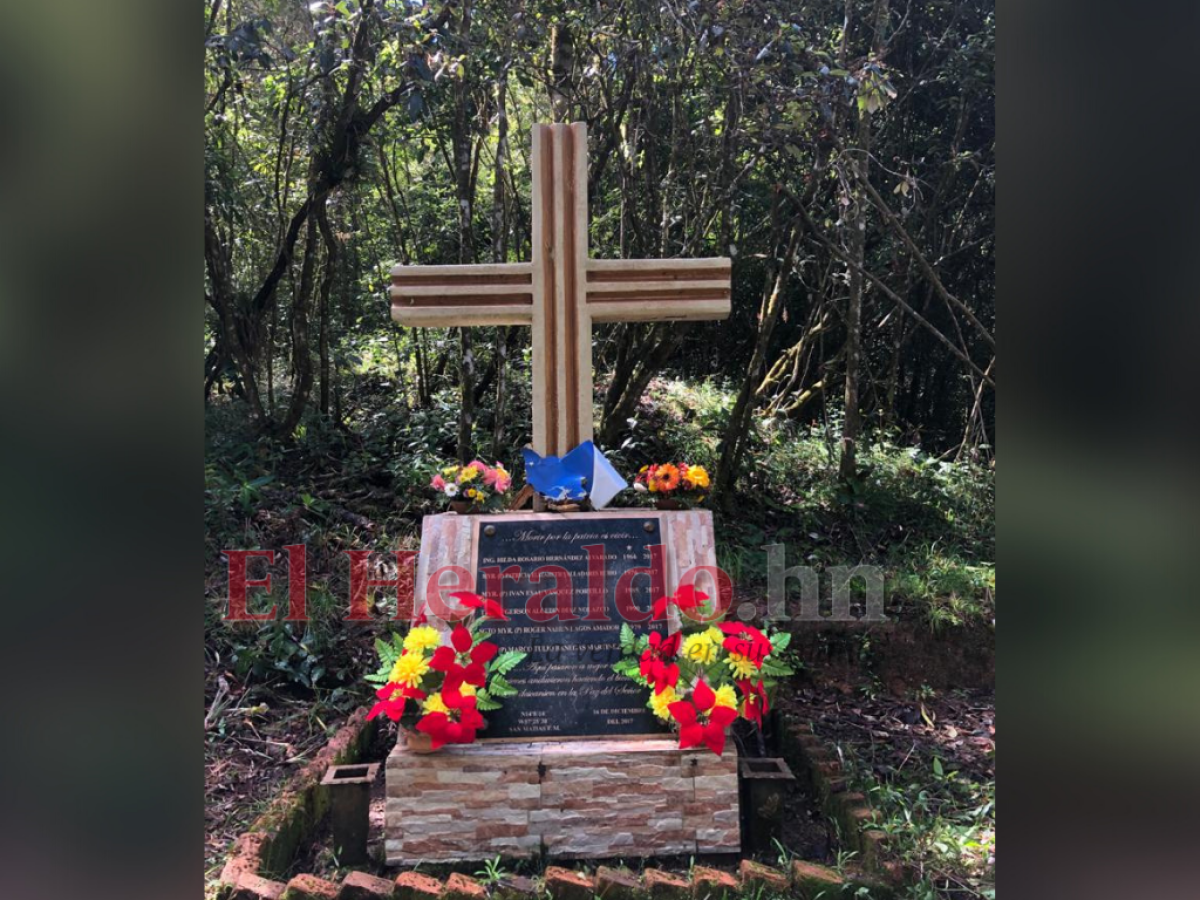 En el lugar del accidente se construyó un monumento a las víctimas, pero según la madre de Patricia Valladares, el mejor homenaje que podrían recibir es que se revele la verdad en el caso.
