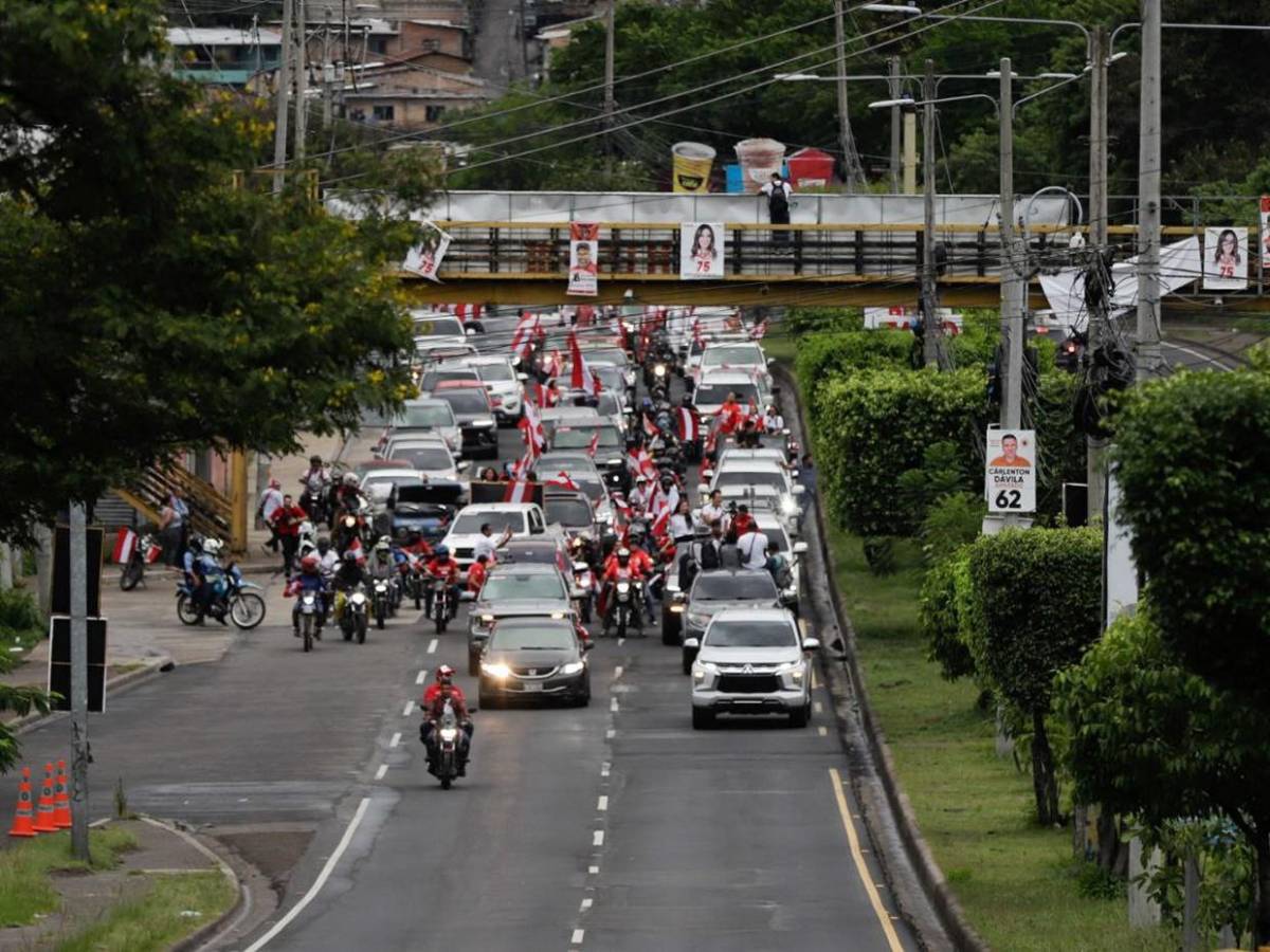 Salvador Nasralla lidera caravana en bulevar Fuerzas Armadas de Tegucigalpa