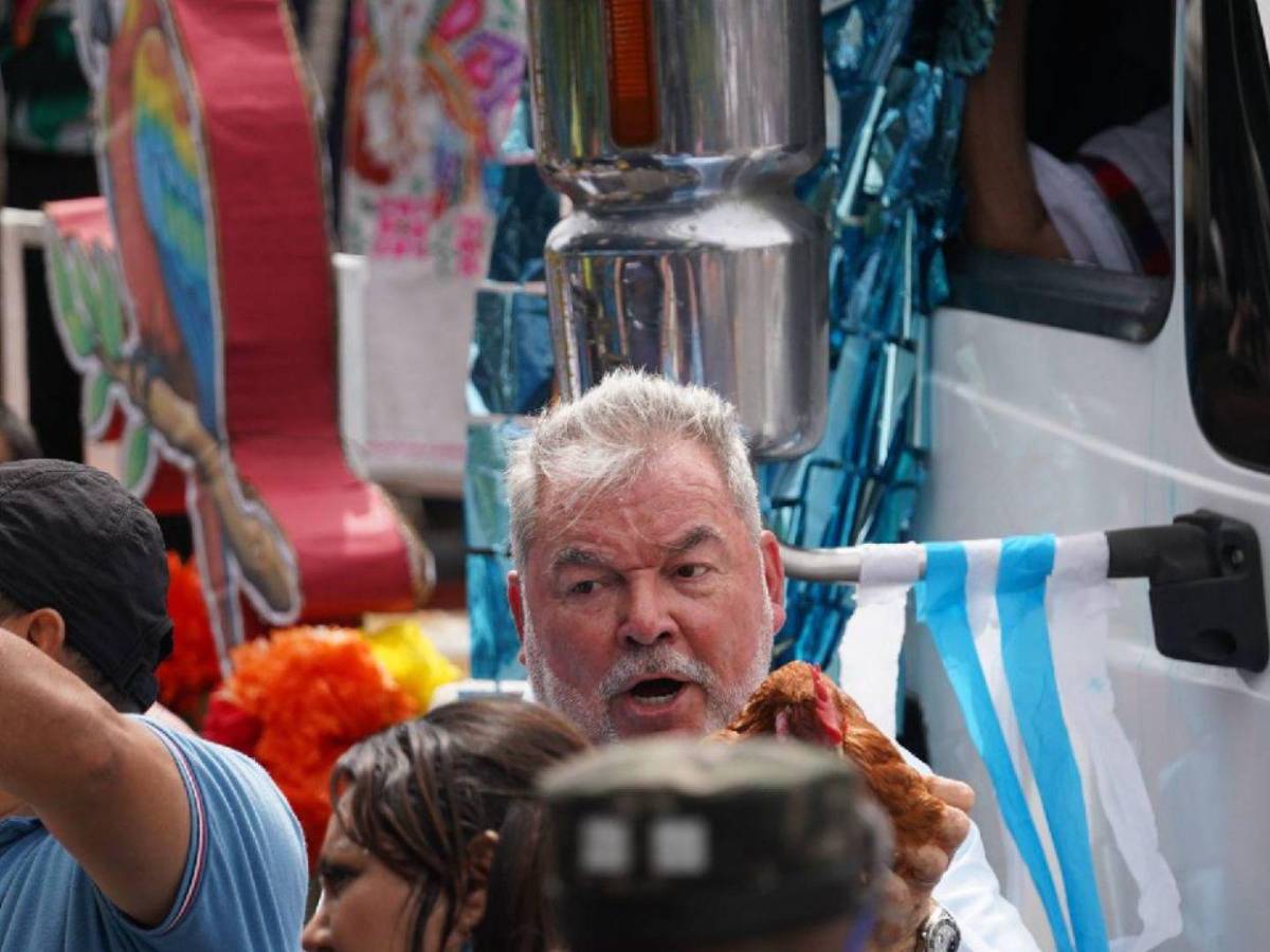 Entre bailes y un pollo en manos: Roberto Contreras se suma a los desfiles patrios en SPS