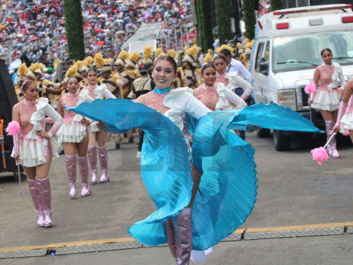 Capa bicolor y belleza destacan a la palillona Loany Alonzo Álvarez del Instituto Técnico Honduras