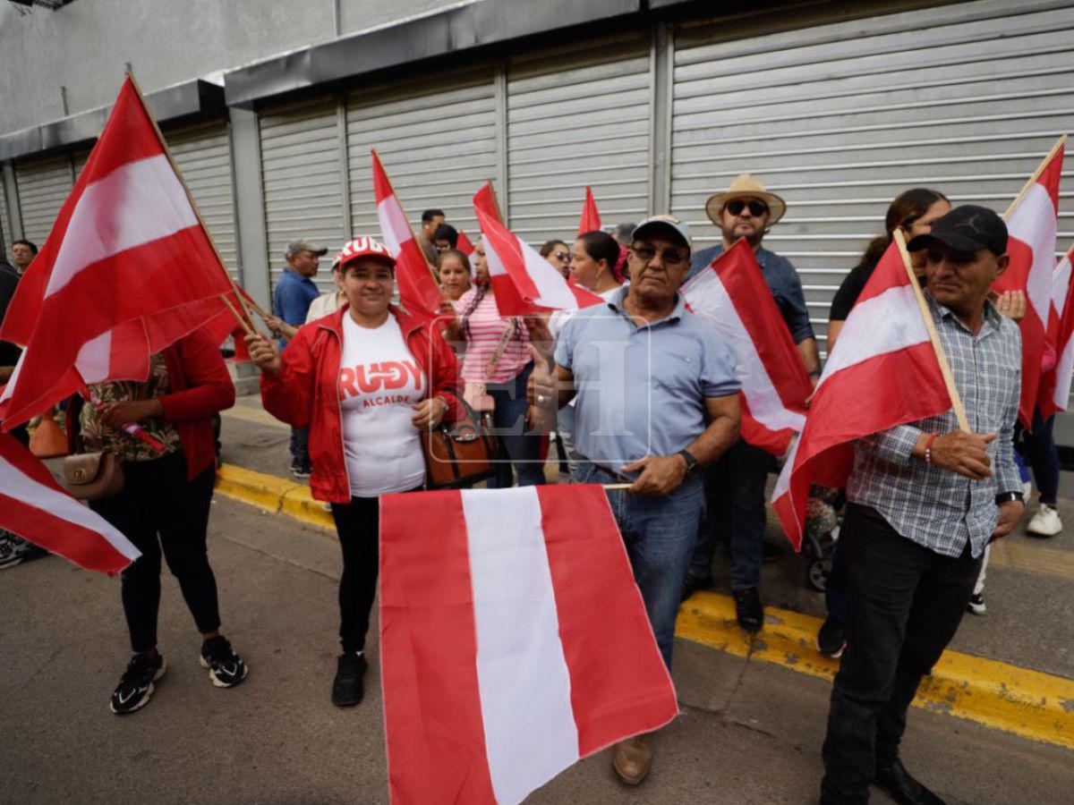 Exigen transparencia y voto por voto: liberales protestan en las afueras del CNE