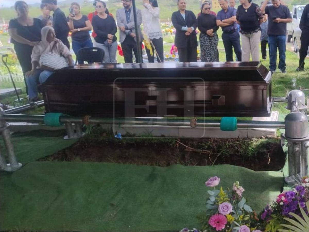 Con flores, palabras de amor y aplausos: así despiden a la periodista Bessy Carolina Martínez