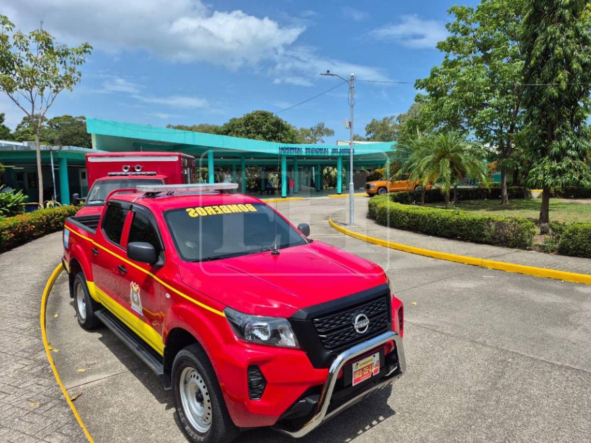 Con equipo de bomberos sacan el féretro de Nasser Hilsaca; murió pesando más de 630 libras