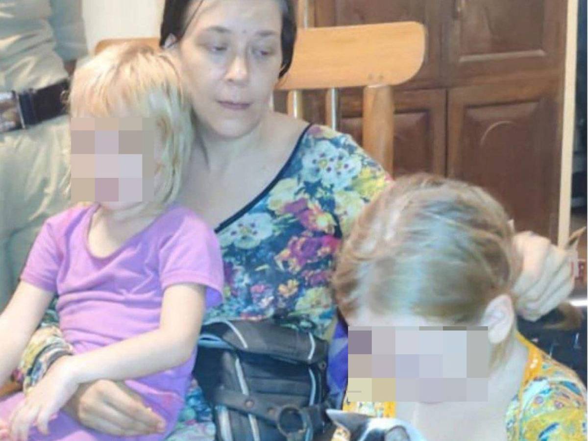 Mujer rusa y sus hijas fueron encontradas viviendo en una cueva en India