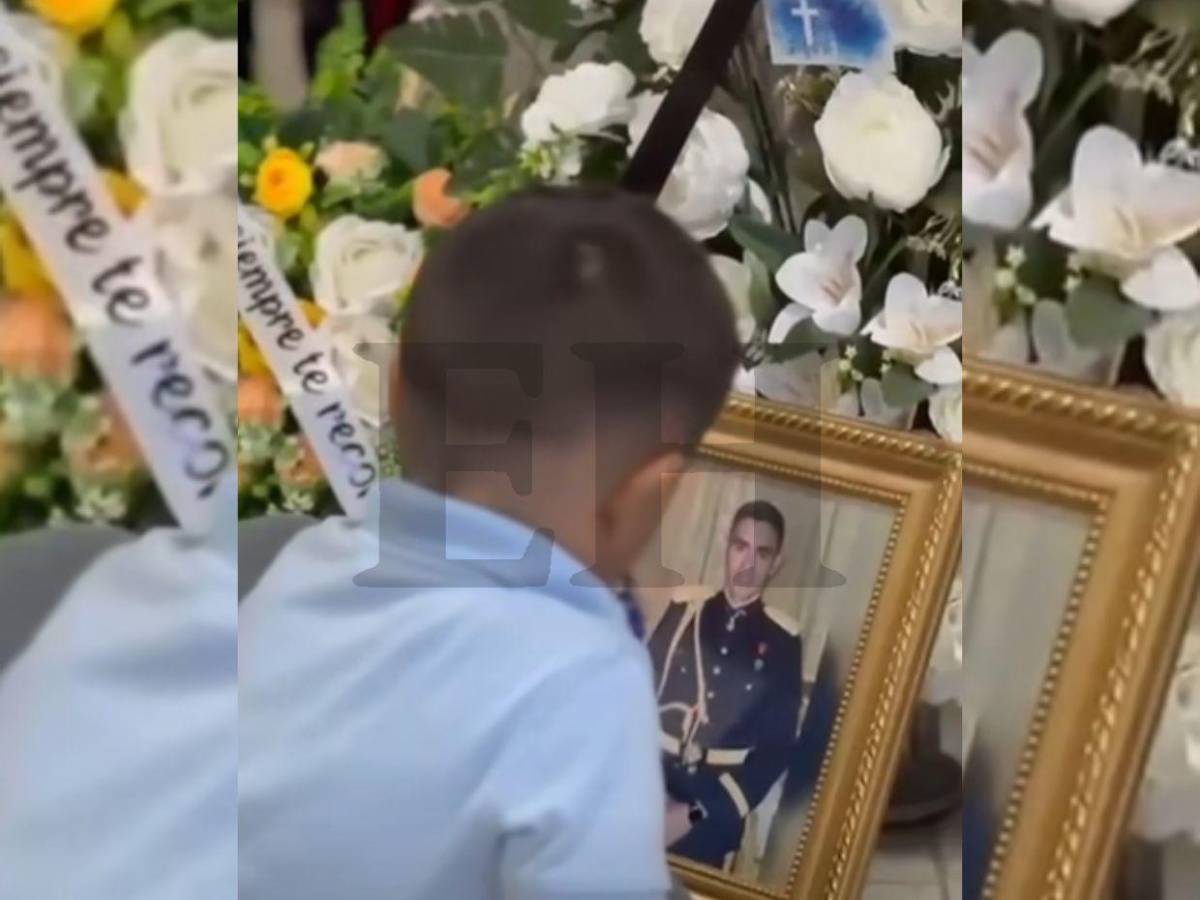 Jugando carritos en su ataúd y riendo con sus fotos: hijo despide al inspector Kevin Pérez