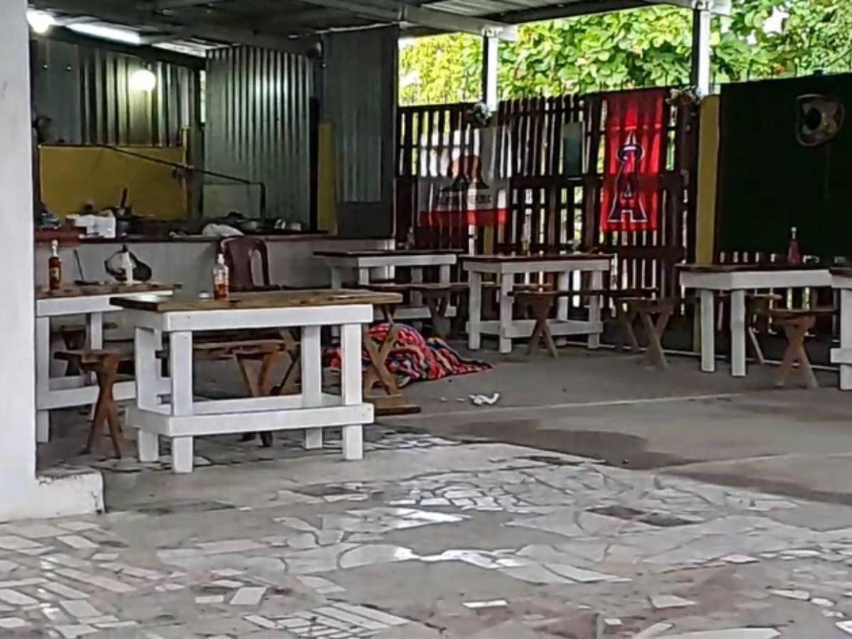 Familiares esperan restos de las víctimas de la matanza en San Manuel, Cortés