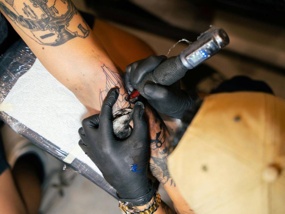 Juan Felipe Palacio, se hizo un tatuaje que cubría toda su pierna y murió tras grave infección