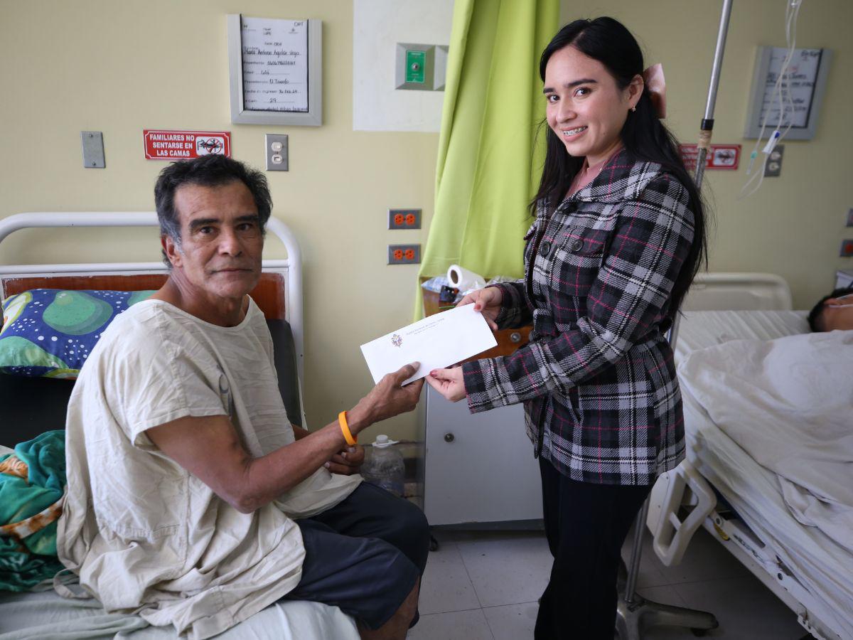 La periodista de EL HERALDO, Daniela Zepeda, entregó el donativo.