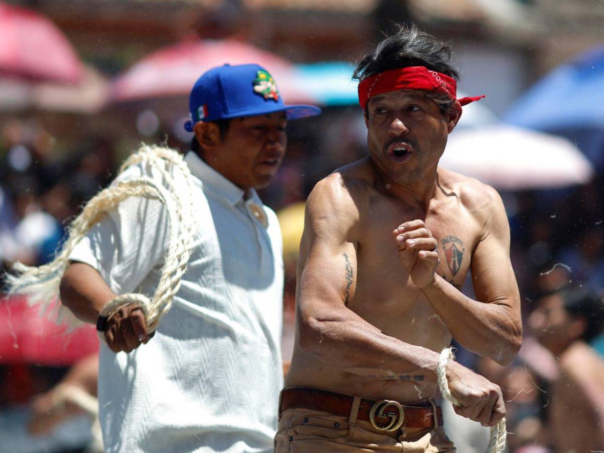Penitencia y tradición: habitantes de Jalisco se azotan en ritual de Semana Santa