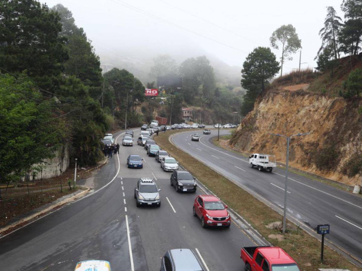 Largas filas en salida al norte por salida de últimos  vacacionistas