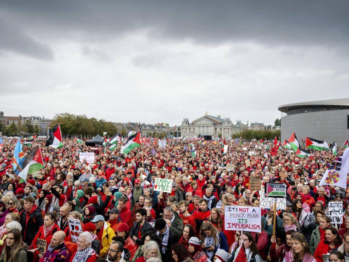 250 mil personas llenan las calles de rojo en Ámsterdam para exigir medidas contra Israel