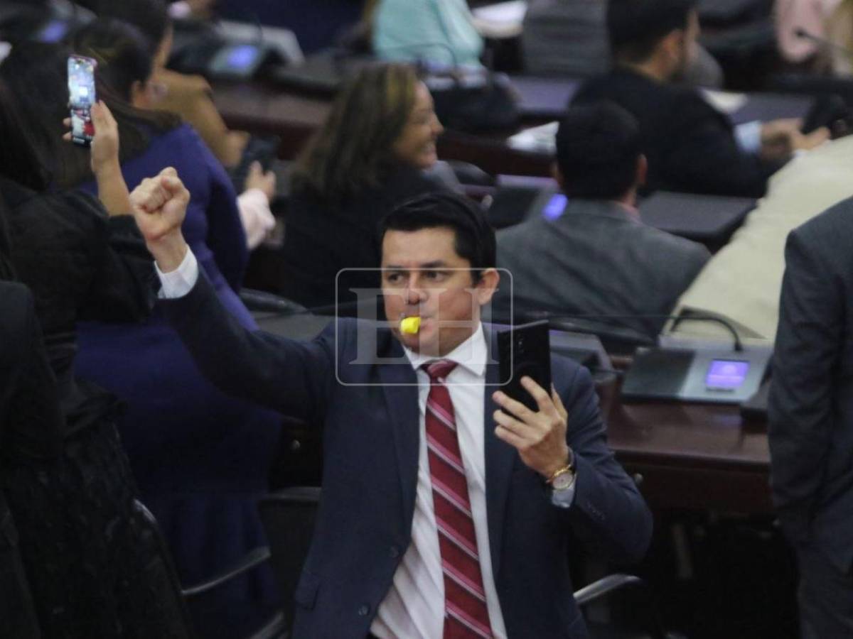 Diputados de Libre sacan silbatos en medio de lectura de denuncias de juicio político