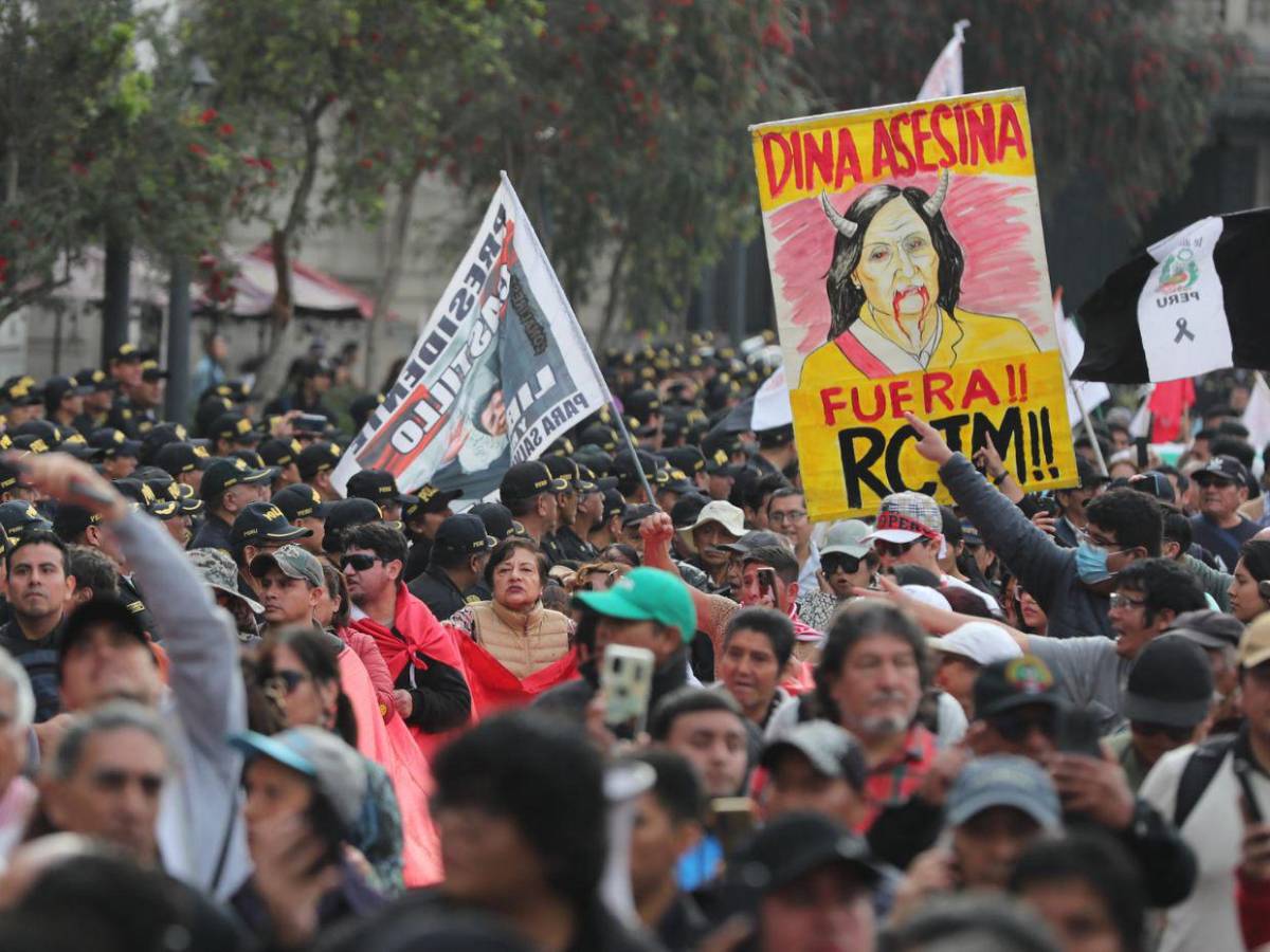 Jóvenes peruanos y colectivos sociales marcharon en Lima contra el gobierno de Dina Boluarte