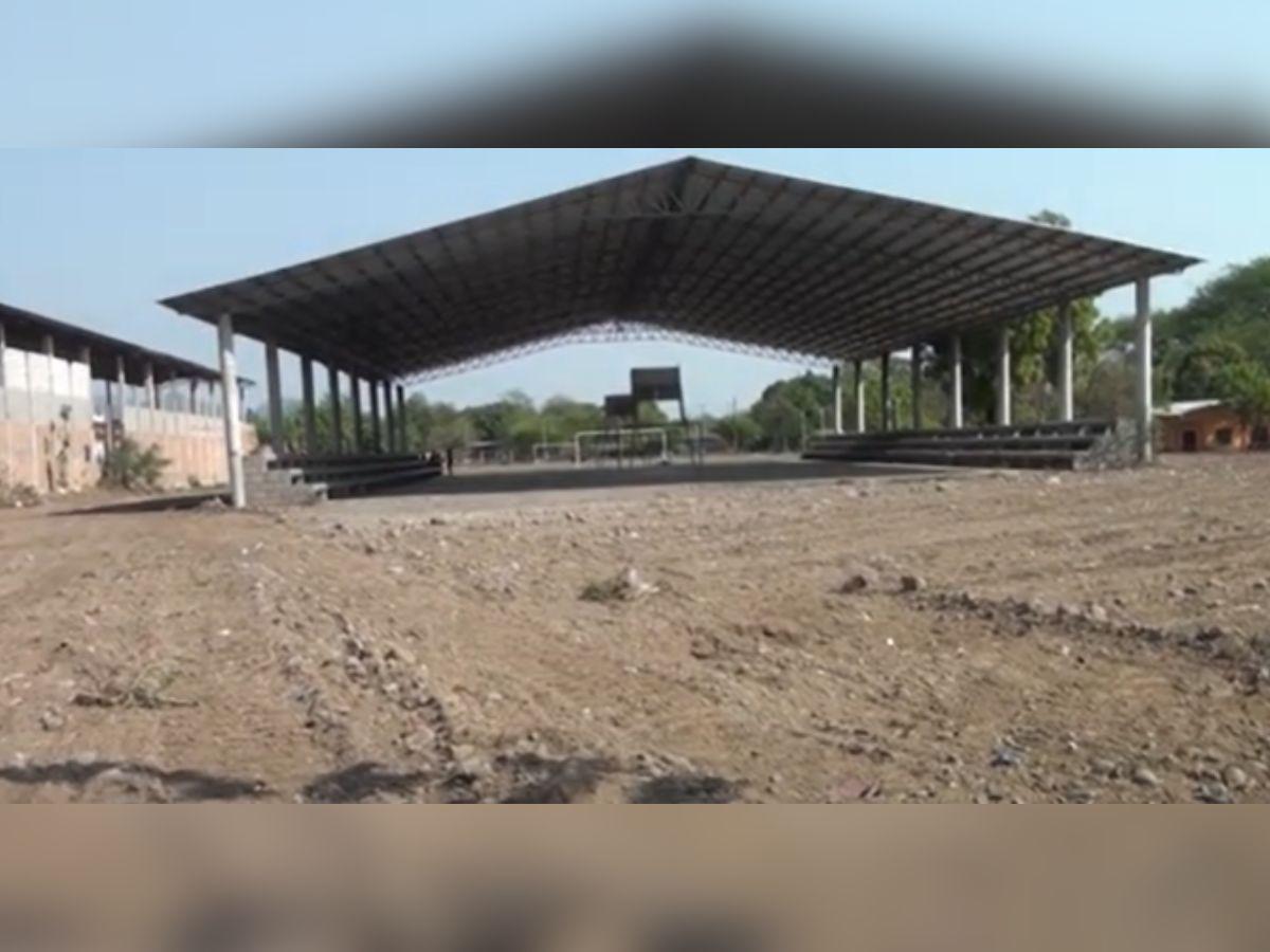 Así lucen los trabajos en una de las canchas del polideportivo.