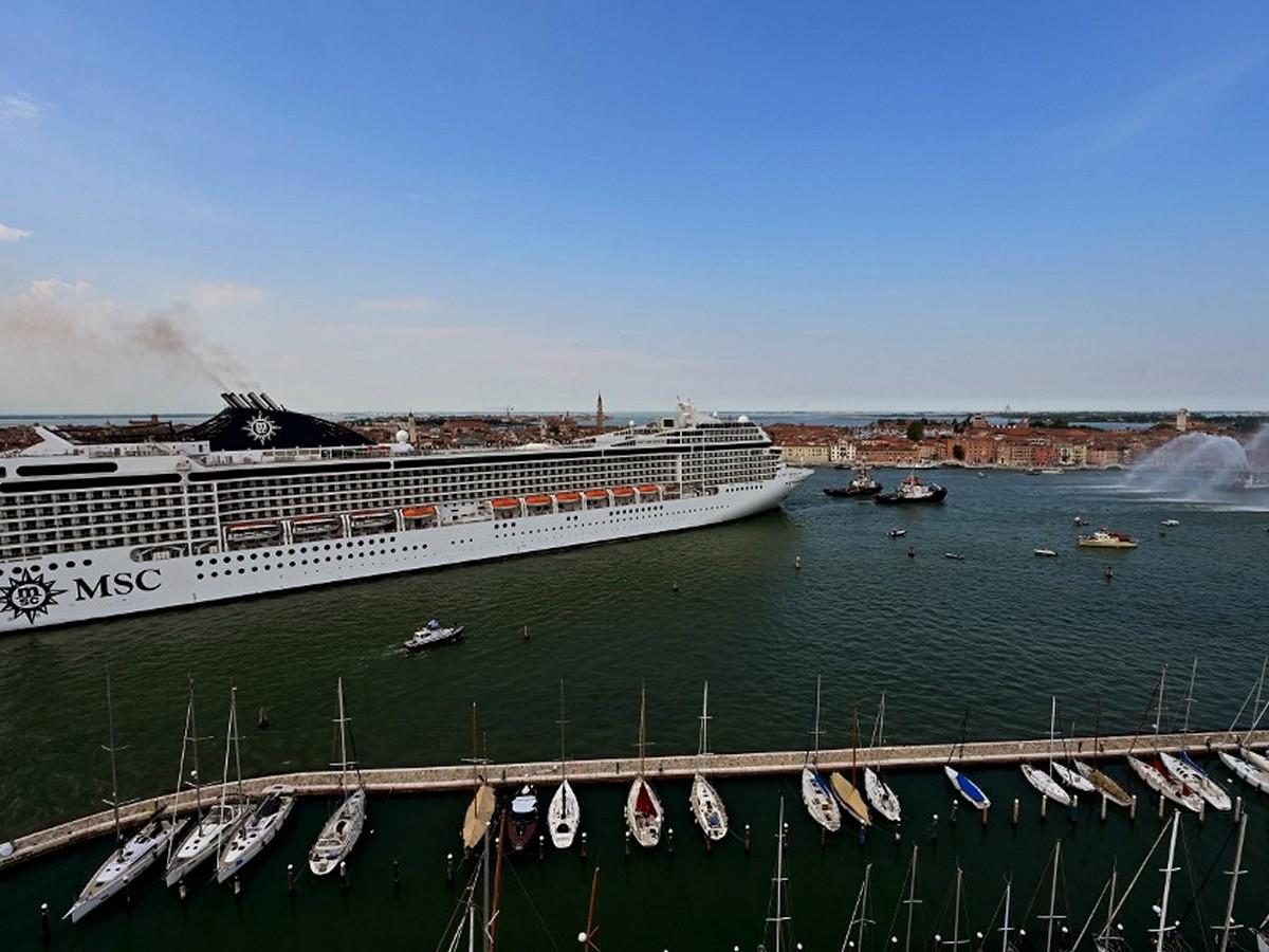 Una pasajera cae al agua desde un crucero cerca de Singapur