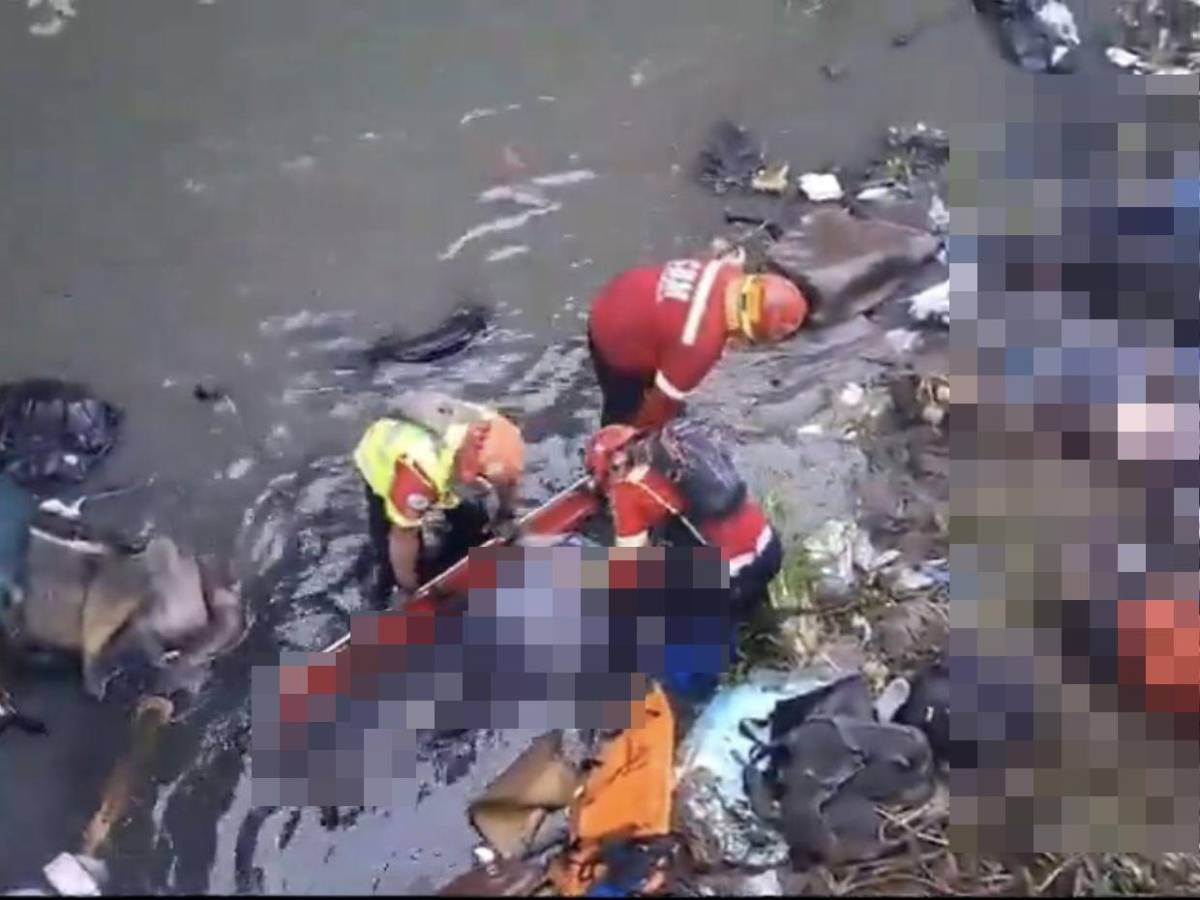 Las primeras imágenes del accidente de un bus que cayó de un puente en Guatemala