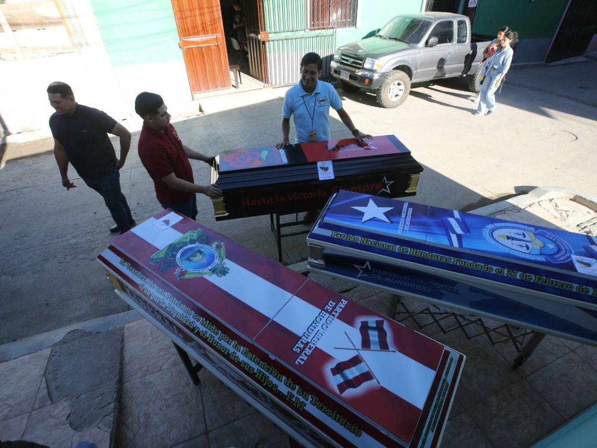 Ataúdes elaborados con diseños de emblemas de partidos políticos