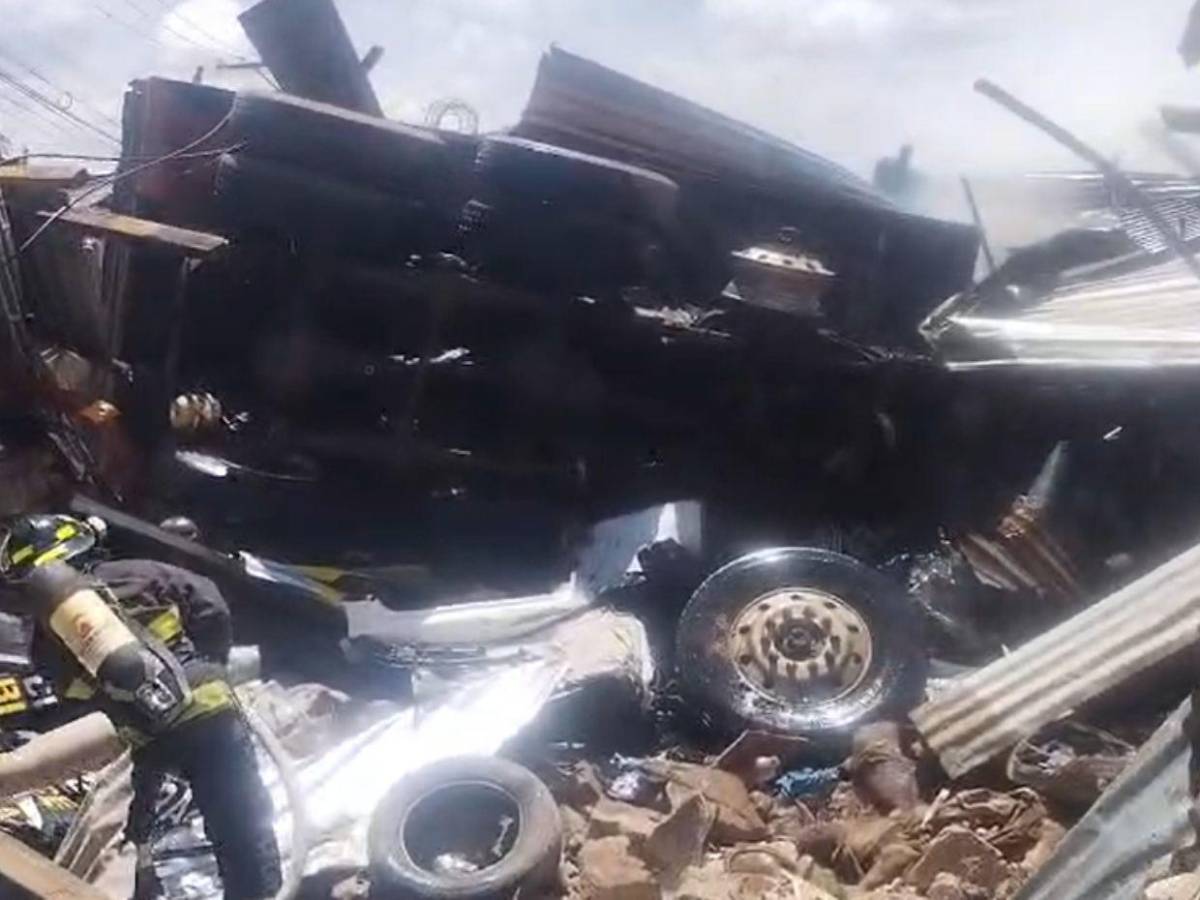 Las primeras imágenes de volcamiento de volqueta que dejó varios muertos en Villa Nueva