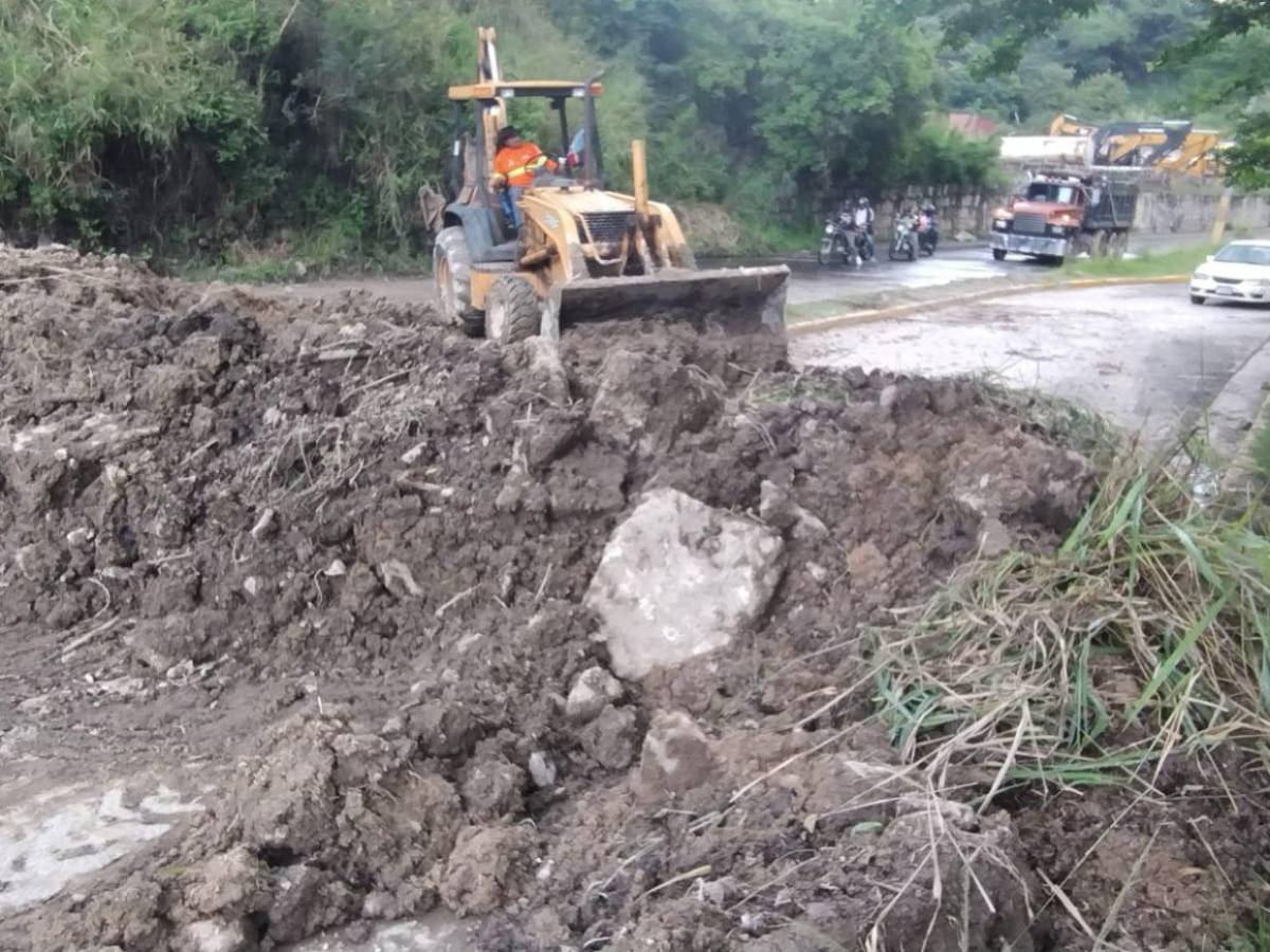 Derrumbe bloquea paso vehicular entre la Mayangle y el bulevar Fuerzas Armadas