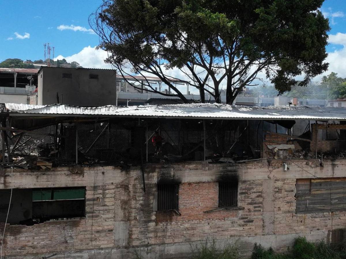 Vista aérea del desastre provocado por incendio en mercado aledaño a Las Américas