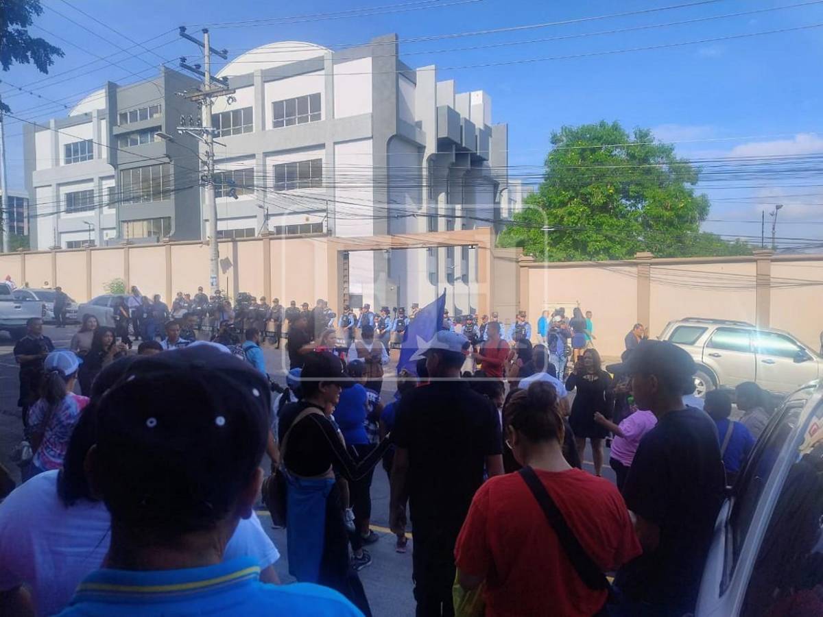 Militantes del Partido Nacional llegan a la CSJ a respaldar a Juan Orlando Hernández