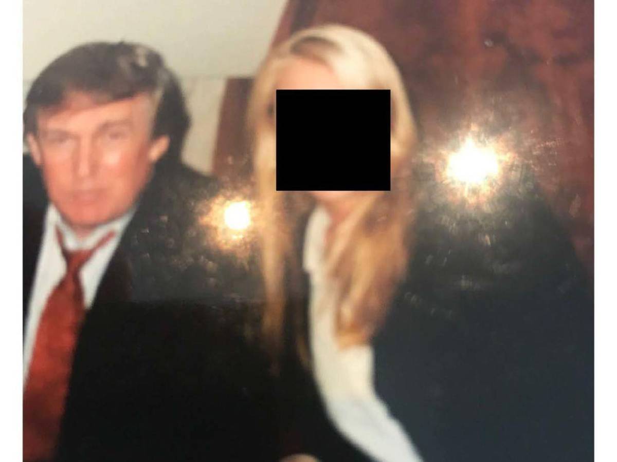 Rodeado de mujeres y preservativos: las fotografías de Trump y el caso Epstein