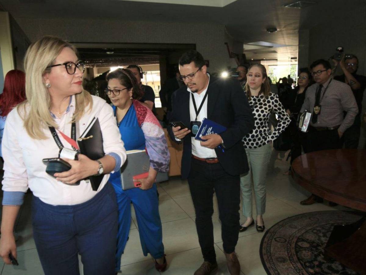 Líderes y simpatizantes liberales y nacionalistas llegan a respaldar a consejeras del CNE Líderes y simpatizantes liberales y nacionalistas llegan a respaldar a consejeras del CNE