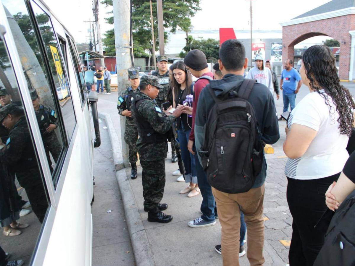 Con forma 003 en mano y carnet: estudiantes abordan buses de la UNAH