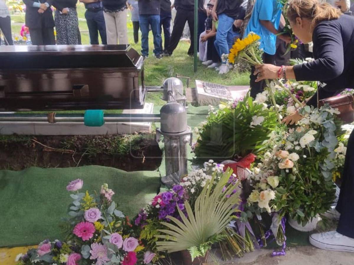 Con flores, palabras de amor y aplausos: así despiden a la periodista Bessy Carolina Martínez
