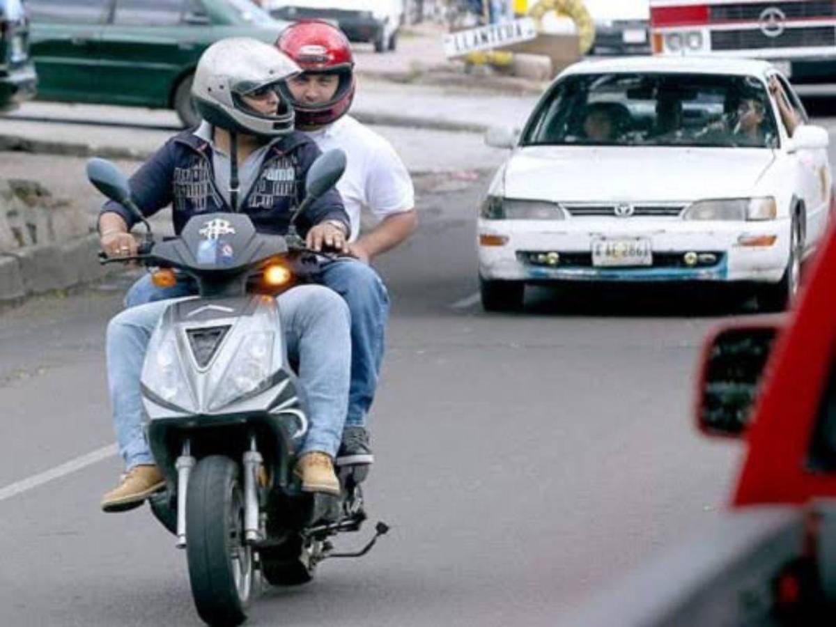 ¿En qué municipios prohíben la circulación de dos hombres en moto y cuáles son sus multas?