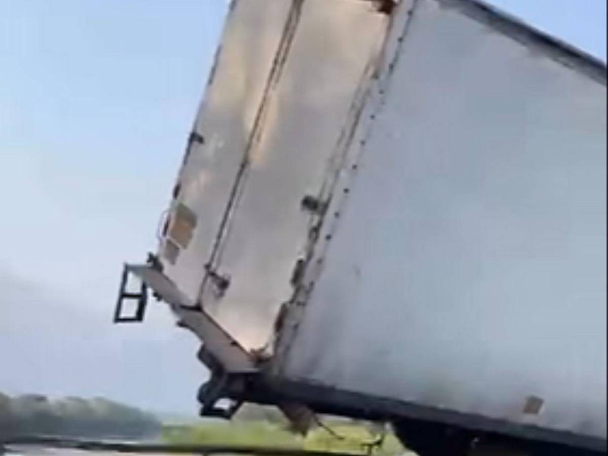 Por esquivar un perro: Camión queda al filo de puente y deja conductor herido en La Ceiba