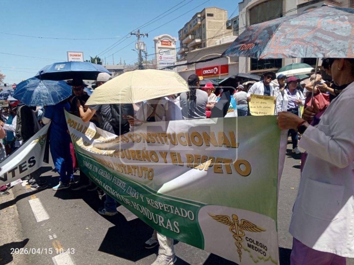 Plazas por mérito, no por bandera: médicos protestan frente a casa presidencial