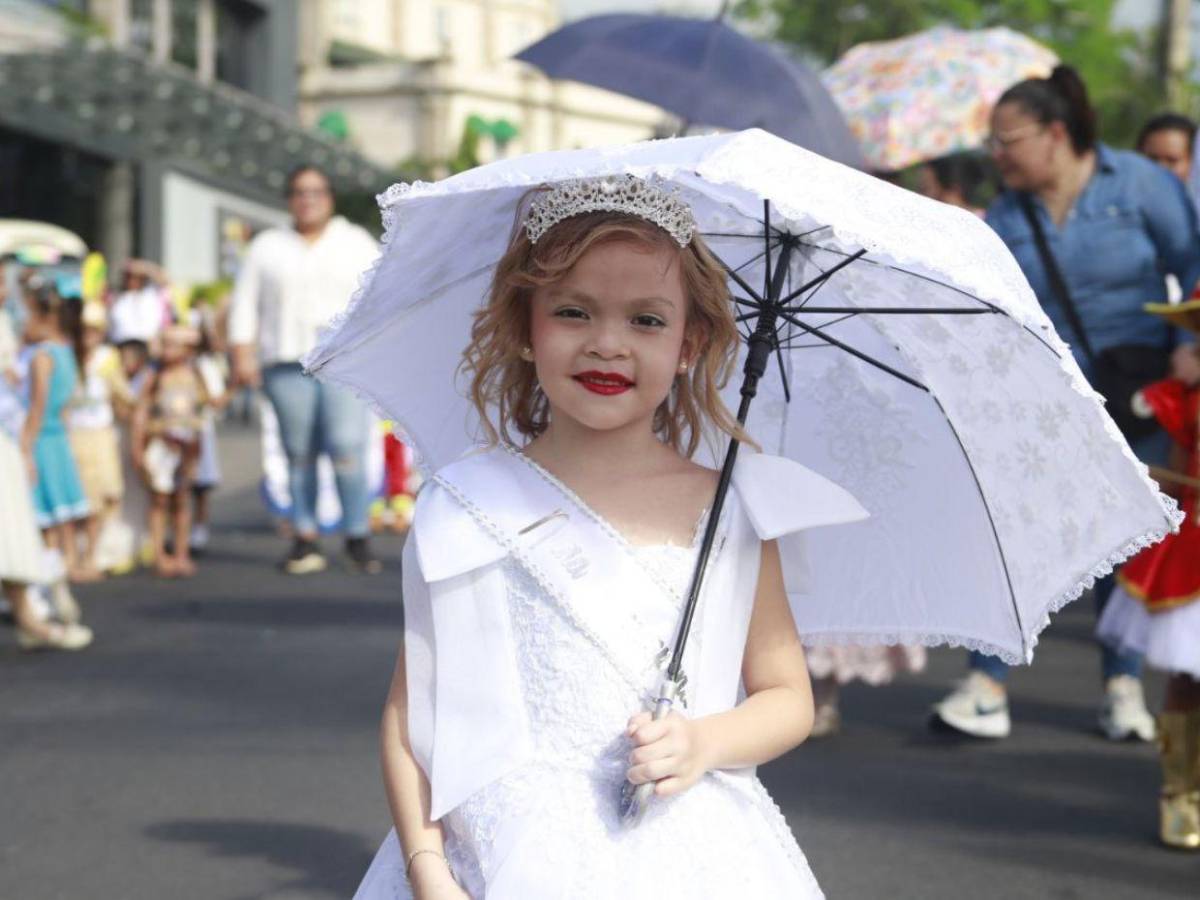 Pequeñas reinas estudiantiles se roban el corazón de los hondureños en los desfiles patrios