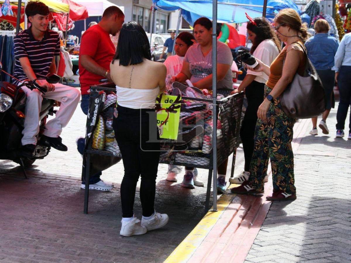 Entre ropa nueva y usada: hondureños buscan los estrenos de fin de año en los mercados