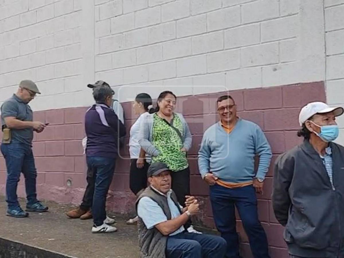 Hondureños madrugaron a esperar apertura de urnas para votar