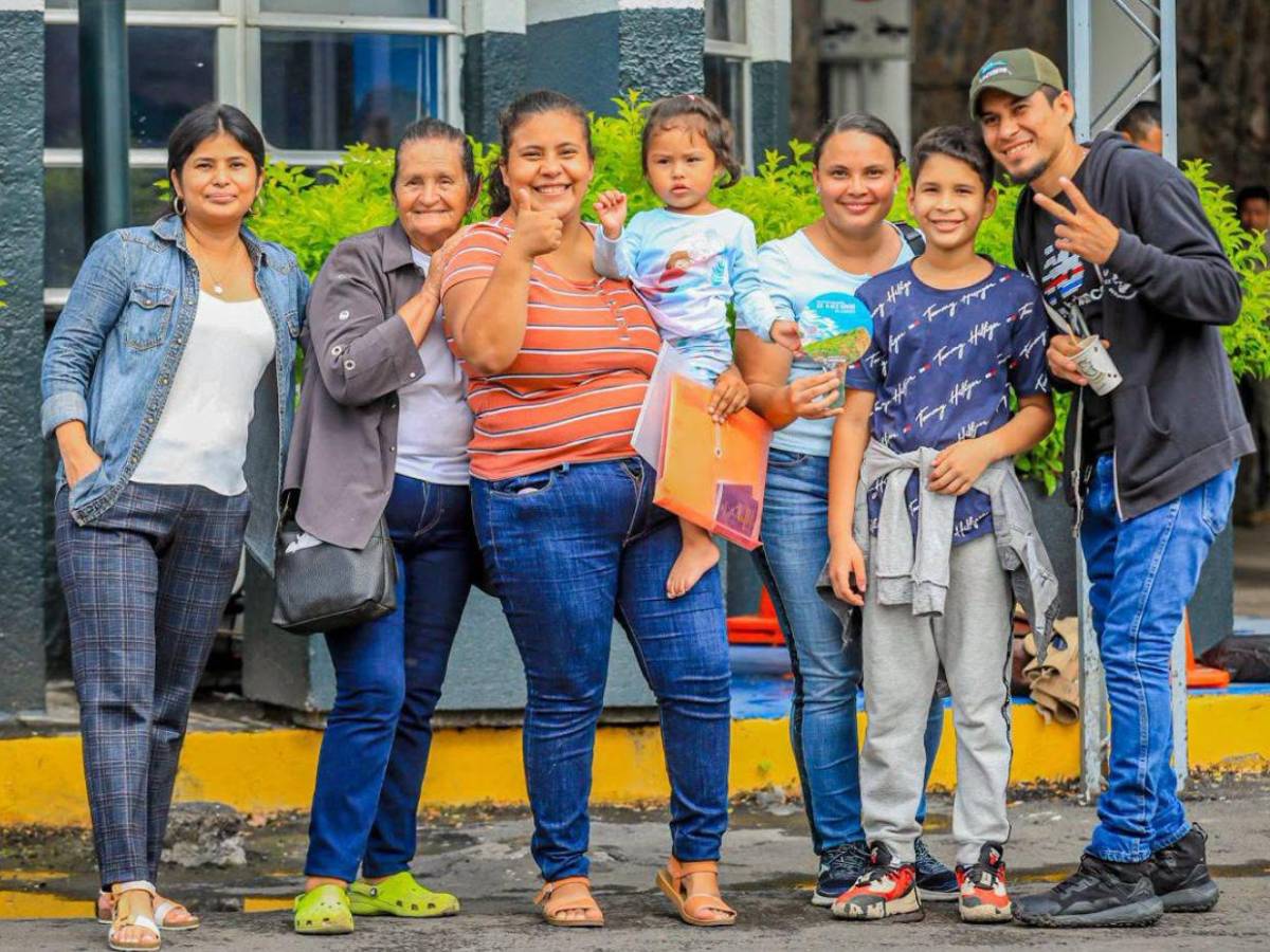 ¡Hasta diputados se fueron! Miles de hondureños vacacionan en El Salvador