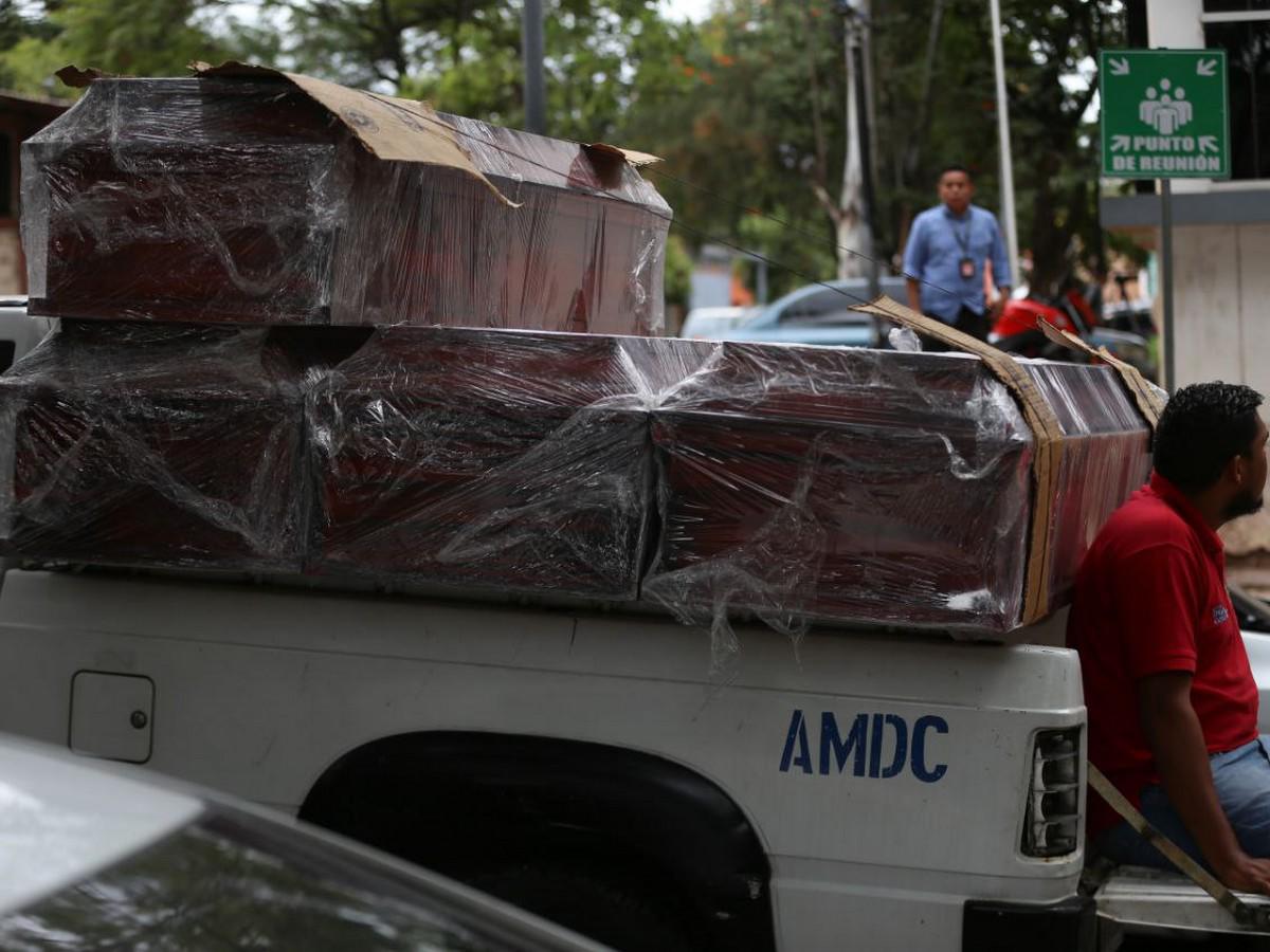 Cuerpos de familia carbonizada en Ciudad Lempira ingresan a la morgue