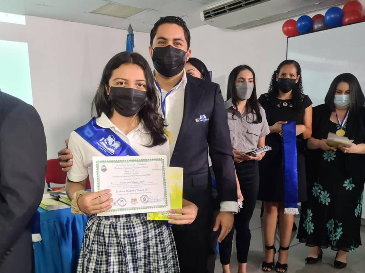 Techo Tico apoya evento que reconoce la excelencia académica de jóvenes