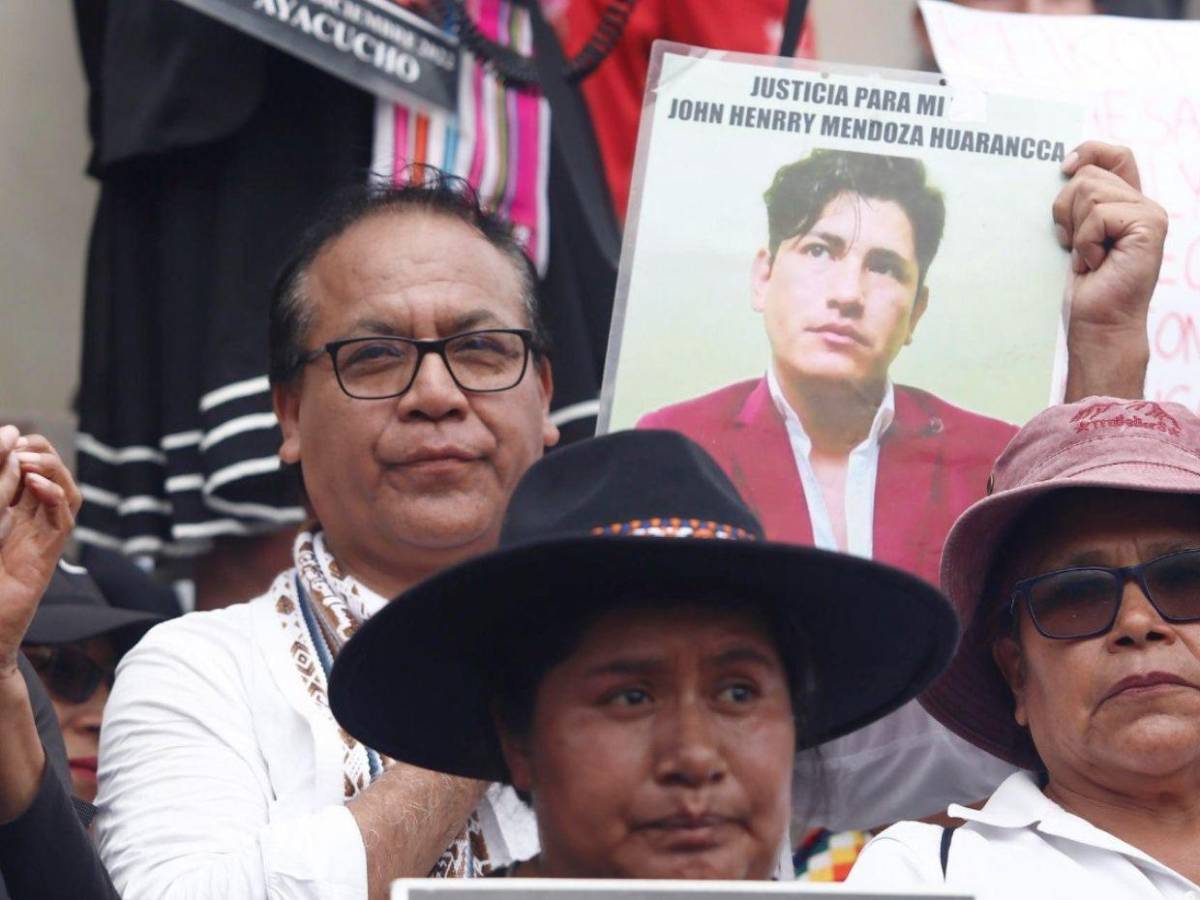 Cientos de personas protestan en Lima contra la investidura de Keiko Fujimori