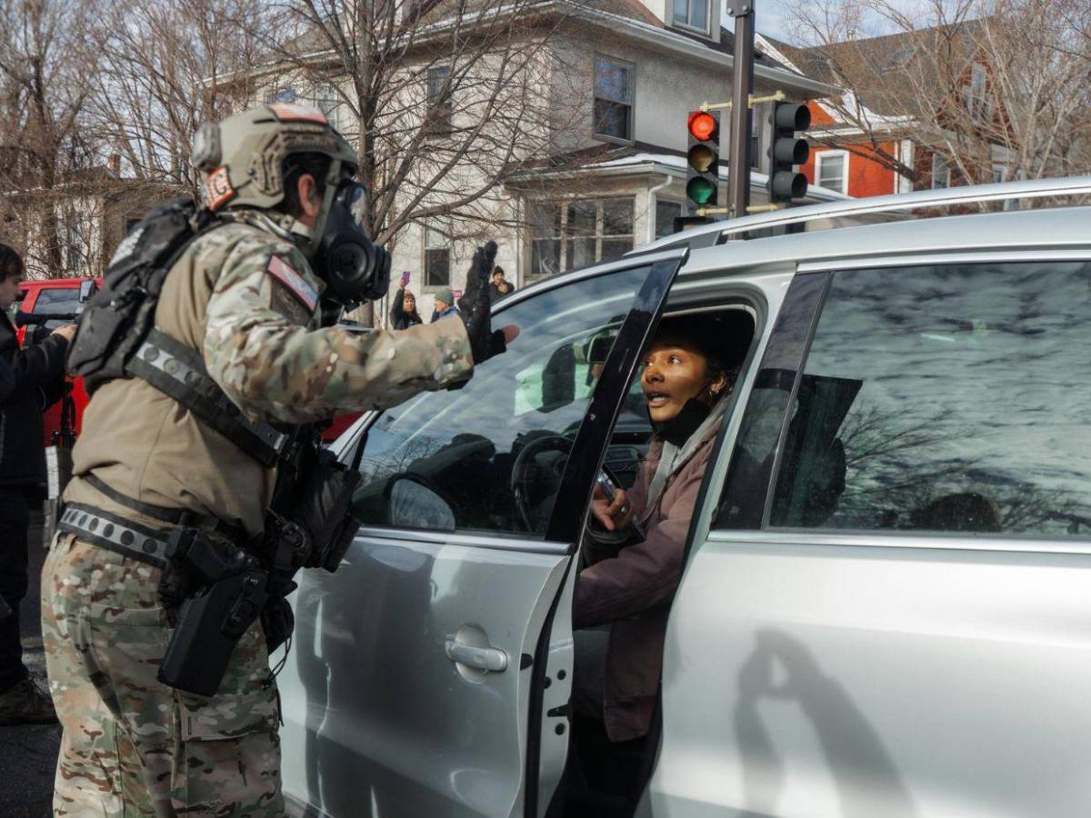 Por la fuerza sacaron a mujer de su carro durante violentas protestas en Minneapolis