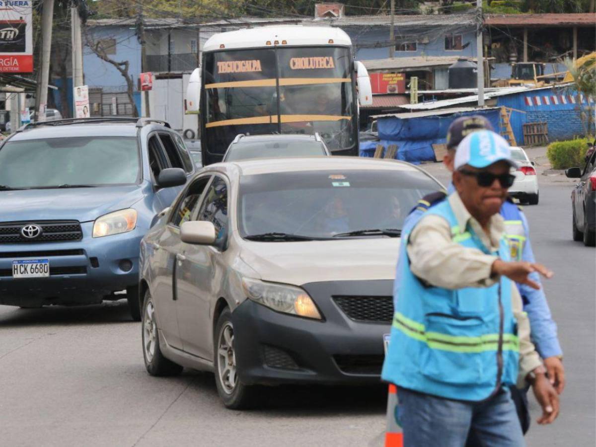 En caravanas y con retenes policiales, viajeros comienzan retorno a Tegucigalpa En caravanas y con retenes policiales, viajeros comienzan retorno a Tegucigalpa