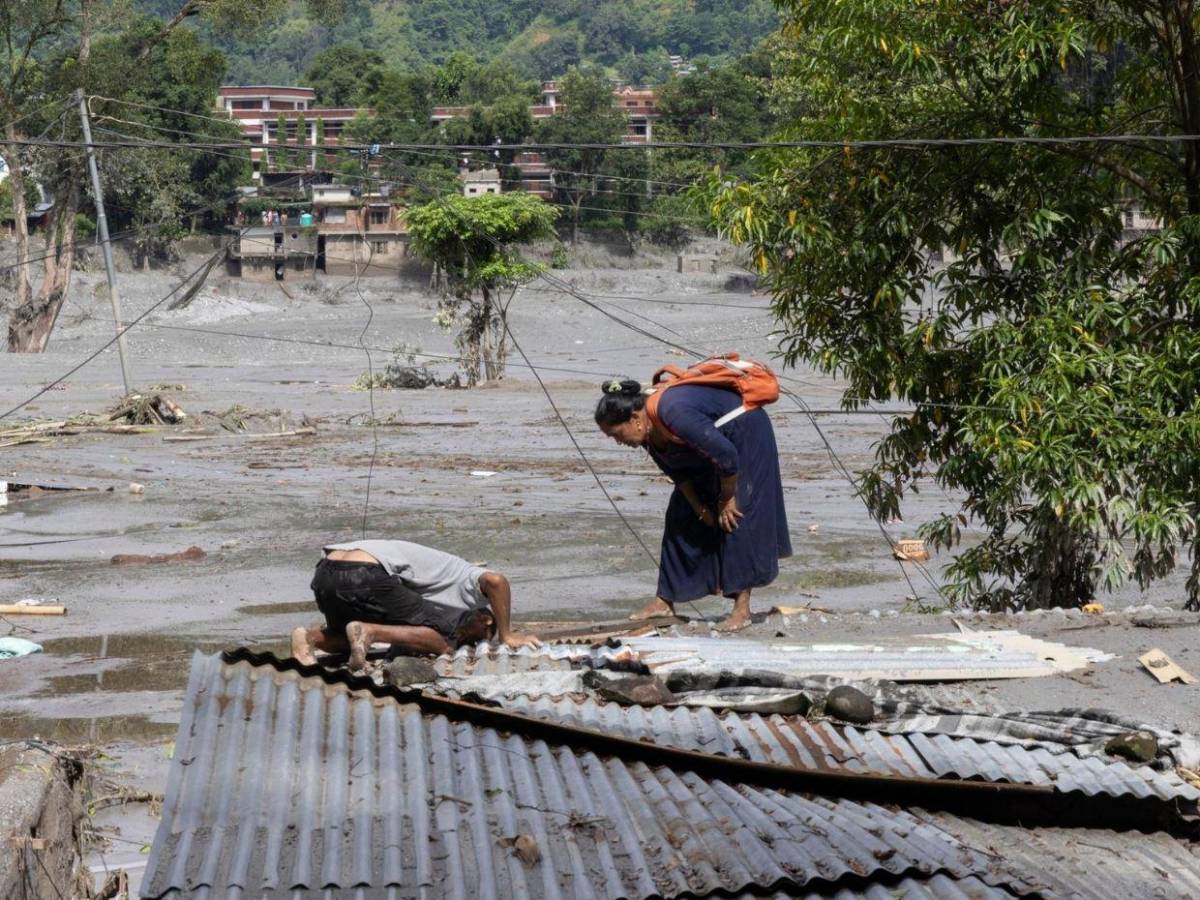 Nepal, entre la devastación, el rescate y la búsqueda de sobrevivientes tras riada