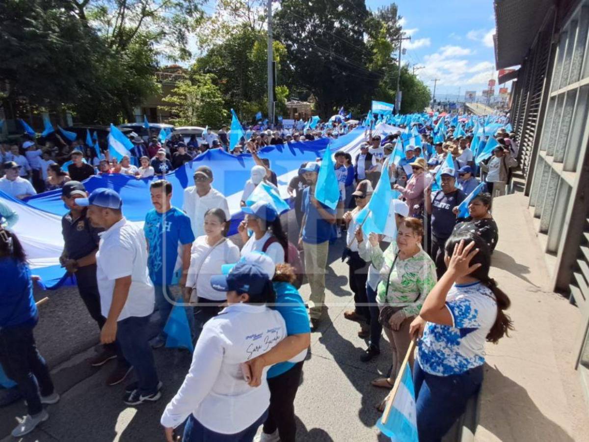 Por la libertad y la democracia, cientos de simpatizantes llegan a la movilización del Partido Nacional