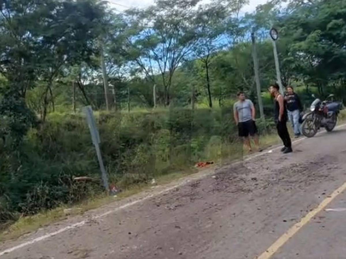 Zapatos, banderas y vidas destrozadas, evidencias en sitio del accidente en Santa Bárbara