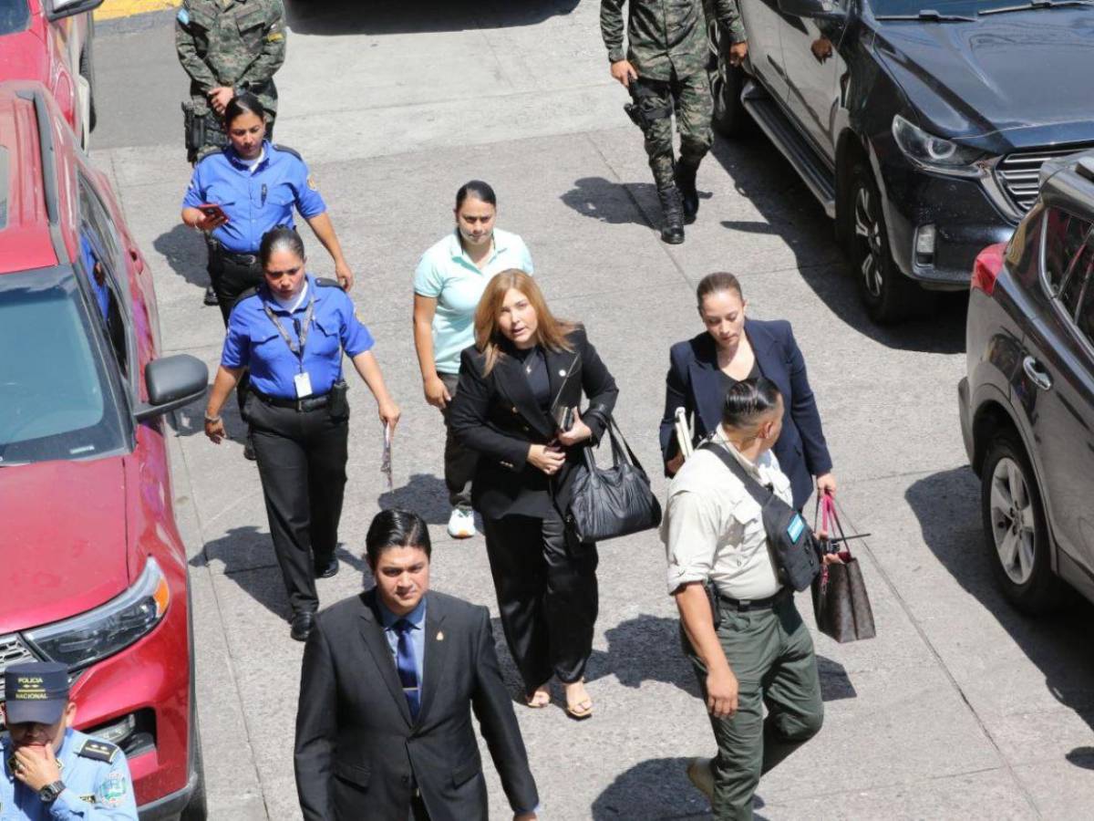 Con resguardo, llegan a declarar Cossette López y Ana Paola Hall al Congreso ante la comisión Con resguardo, llegan a declarar Cossette López y Ana Paola Hall al Congreso ante la comisión