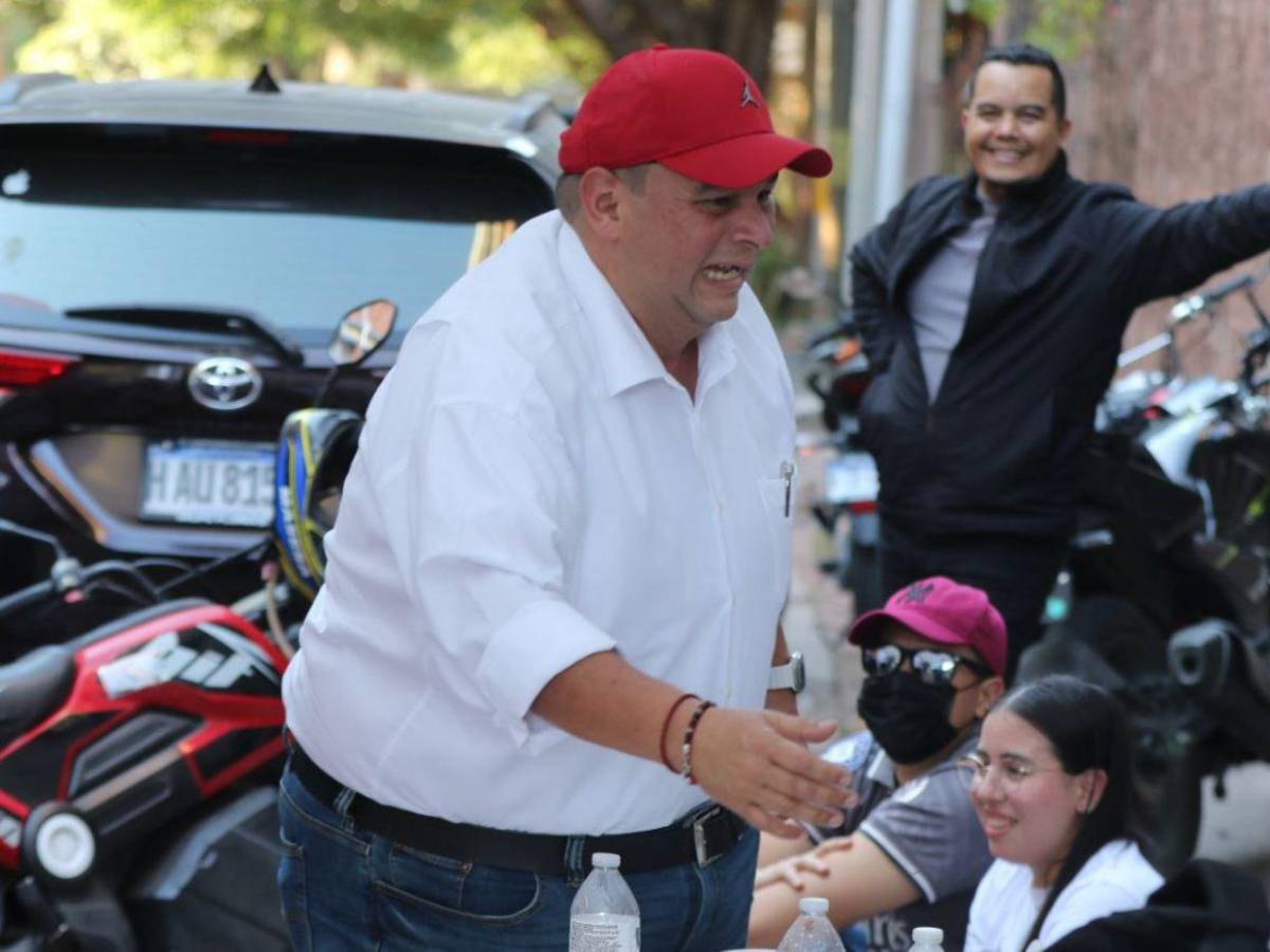 Jorge Aldana llega a ejercer el sufragio, pero aún no hay urnas en la Facultad de Medicina