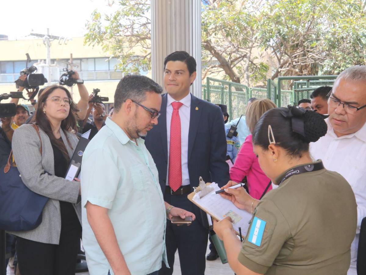 Marlon Ochoa comparece ante la comisión especial del Congreso Nacional Marlon Ochoa comparece ante la comisión especial del Congreso Nacional