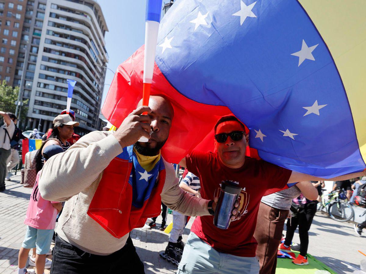 Abrazos y lágrimas: así festejan los venezolanos en las calles la captura de Nicolás Maduro