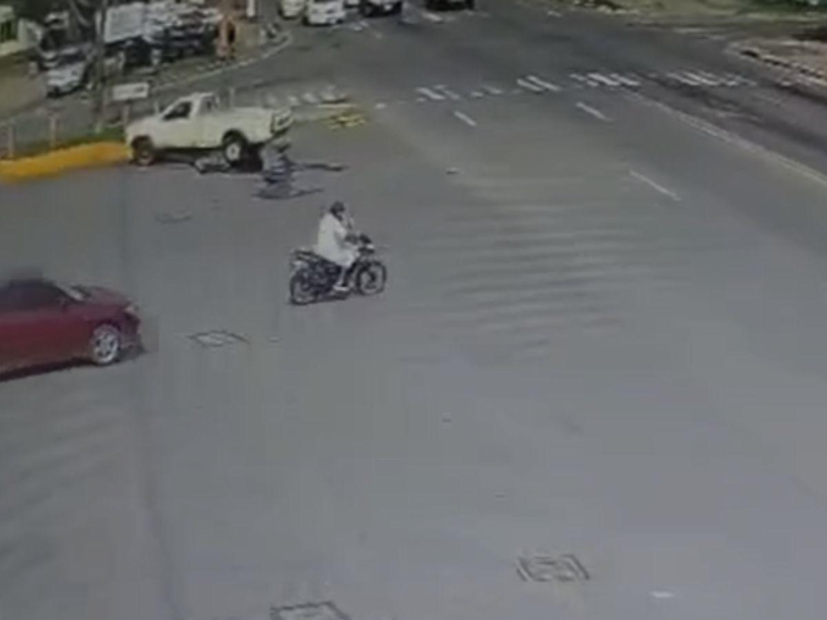 Cámaras captan el momento en que una mujer siguió y atropelló a su expareja tras una discusión