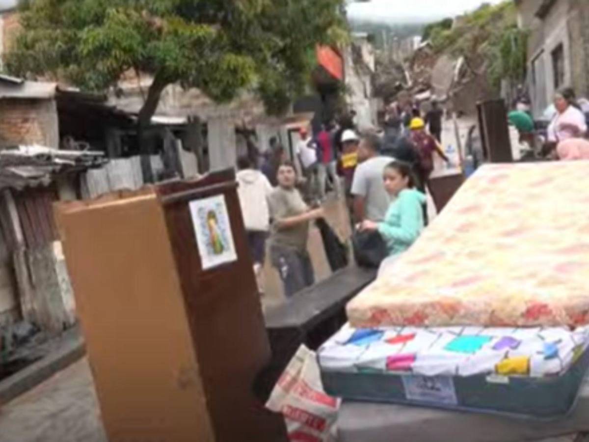 Sin casas ni lugar donde albergar: vecinos evacuan El Reparto tras derrumbe de sus casas